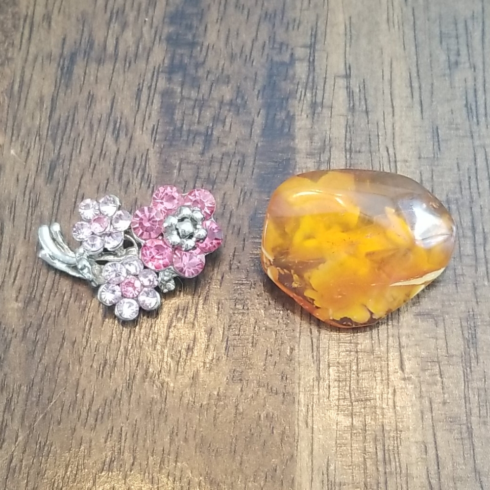 Lot of 2 Pins